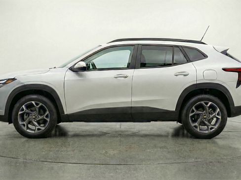 Used 2025 Chevrolet Trax LT w/ LT Convenience Package image 5