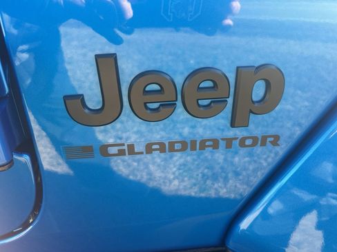Used 2025 Jeep Gladiator Sport image 5