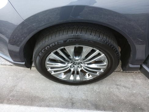 Used 2024 Toyota Venza Limited image 31