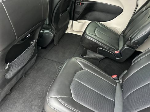 Used 2024 Chrysler Pacifica Touring-L image 12