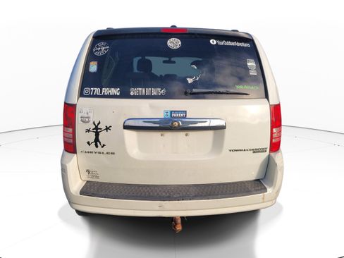 Used 2010 Chrysler Town & Country Touring FWD image 5