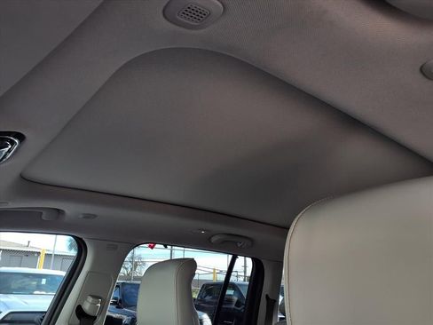 Used 2022 Jeep Grand Cherokee Overland w/ Advanced Protech Group III image 15