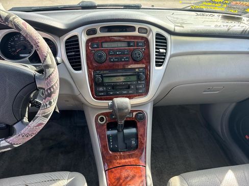 Used 2004 Toyota Highlander 4WD V6 w/ 3rd Row image 10