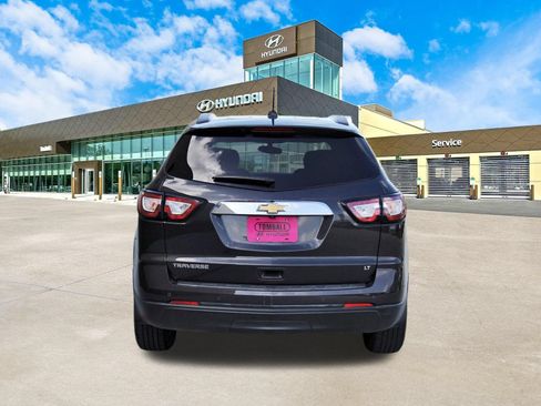 Used 2017 Chevrolet Traverse LT w/ Style and Technology Package FWD image 7