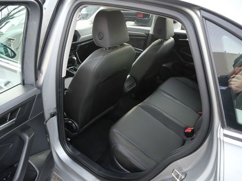 Used 2019 Volkswagen Jetta SE w/ Cold Weather Package image 19