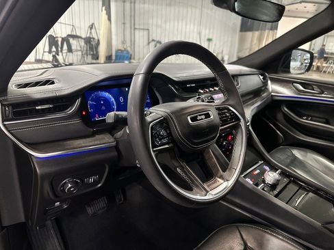 Used 2024 Jeep Grand Cherokee Overland image 12