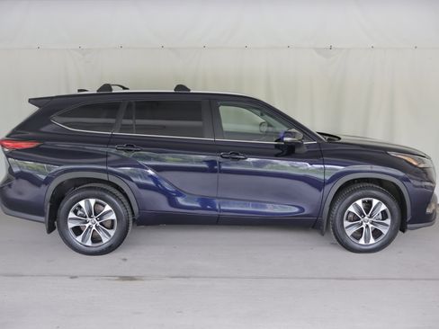 Used 2023 Toyota Highlander XLE AWD/4WD image 6