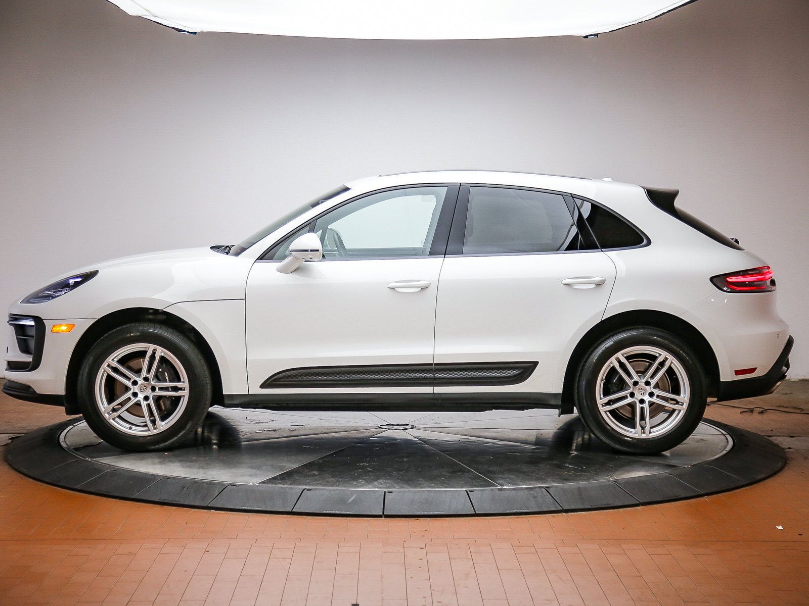 Certified 2025 Porsche Macan AWD/4WD image 2