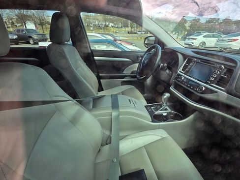 Used 2019 Toyota Highlander XLE image 6