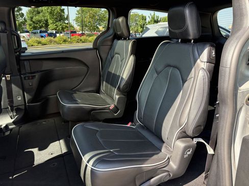 Used 2026 Chrysler Pacifica Limited w/ S Appearance Package FWD image 18