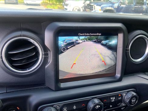 Used 2018 Jeep Wrangler Unlimited Sahara AWD/4WD image 23