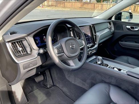 Used 2025 Volvo XC60 B5 Core image 17