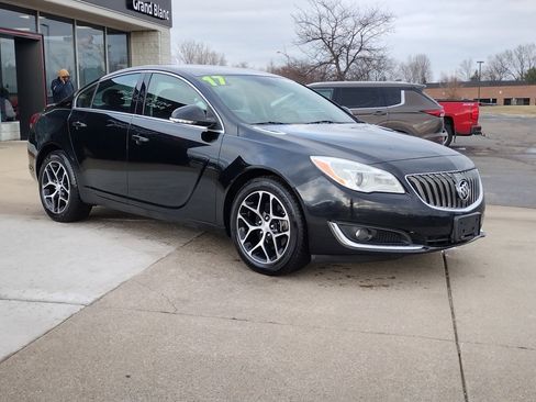 Used 2017 Buick Regal Sport Touring image 3