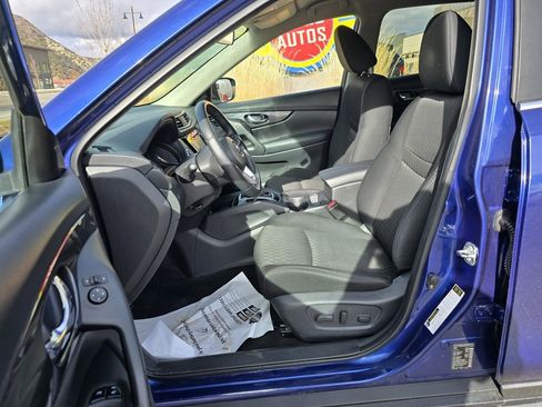 Used 2018 Nissan Rogue SV image 2