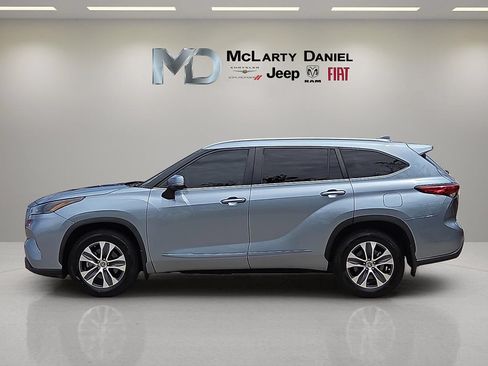 Used 2023 Toyota Highlander XLE AWD/4WD image 3