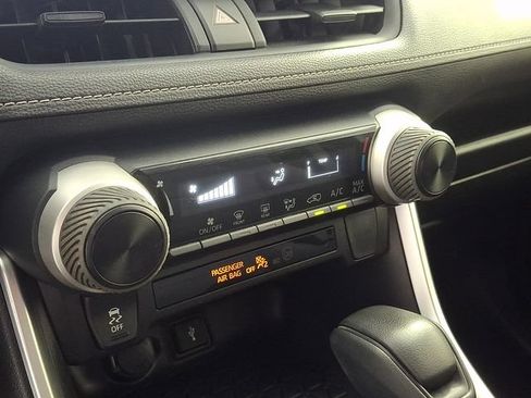Used 2020 Toyota RAV4 LE FWD image 17