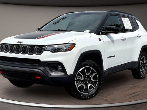 Used 2025 Jeep Compass Trailhawk AWD/4WD image 3