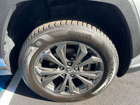 Used 2022 Toyota RAV4 XLE Premium image 14