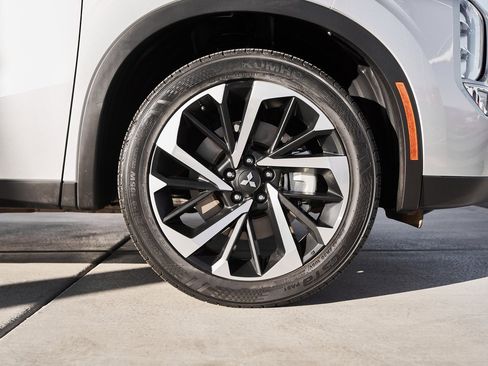 Used 2023 Mitsubishi Outlander SE image 10