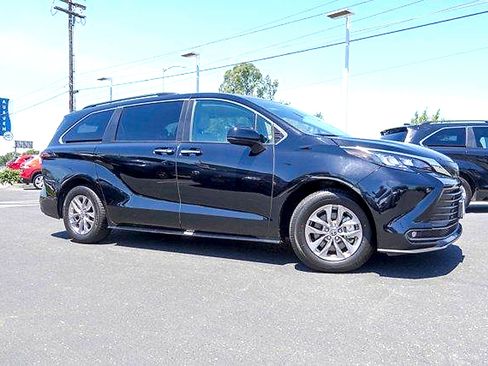 Certified 2025 Toyota Sienna XLE FWD image 4