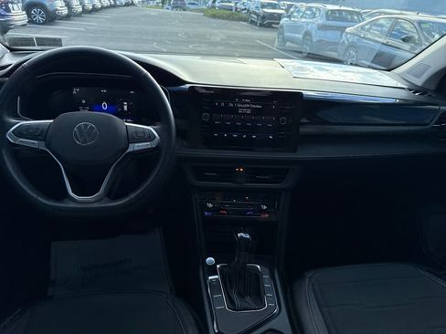 Certified 2025 Volkswagen Taos SE image 19