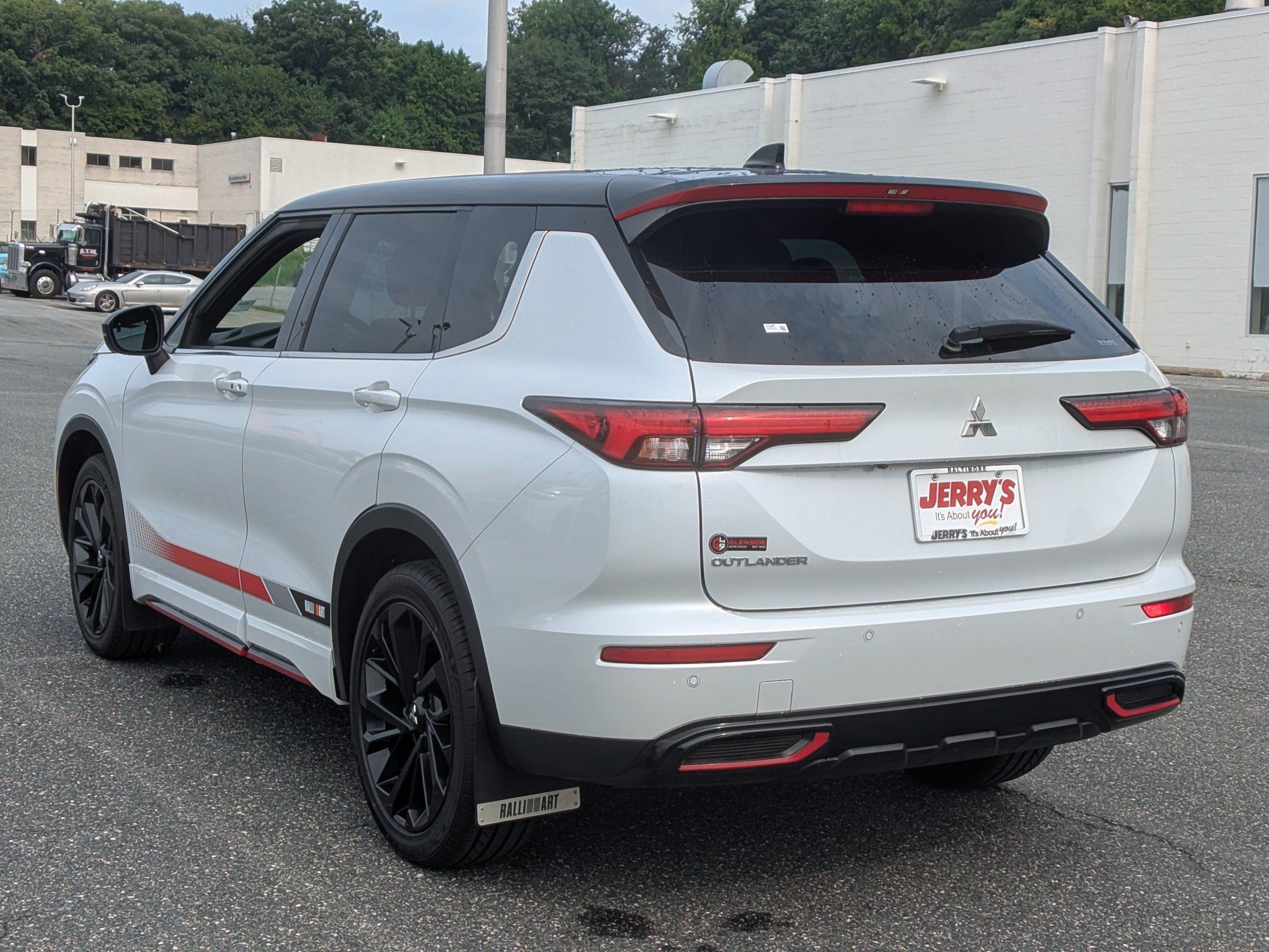 Used 2023 Mitsubishi Outlander SE AWD/4WD image 6