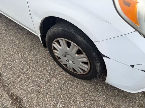 Used 2012 Nissan Versa SV FWD image 5