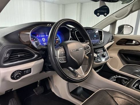 Used 2022 Chrysler Pacifica Limited FWD image 10