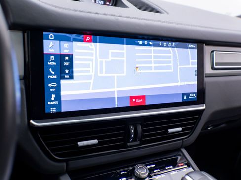 Used 2020 Porsche Cayenne Turbo image 25