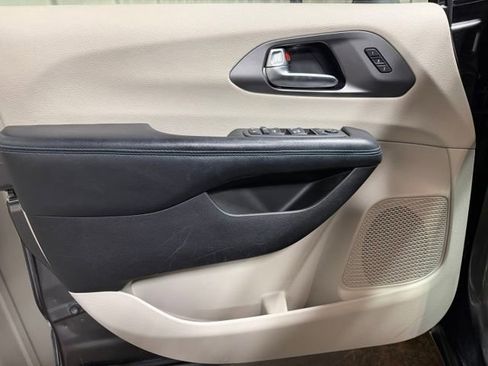 Used 2021 Chrysler Pacifica Touring-L FWD image 12