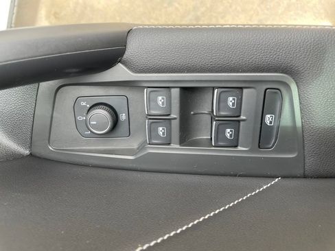 Used 2024 Volkswagen Tiguan SE FWD image 16