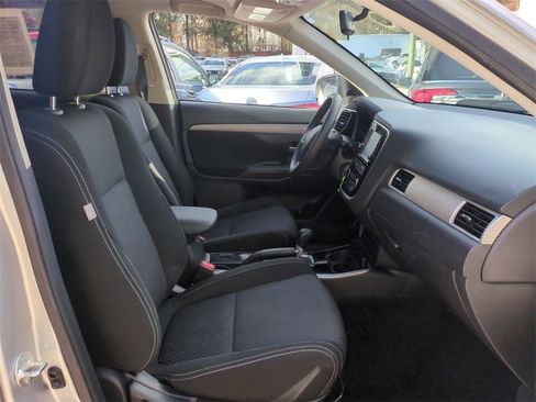 Used 2018 Mitsubishi Outlander ES image 26