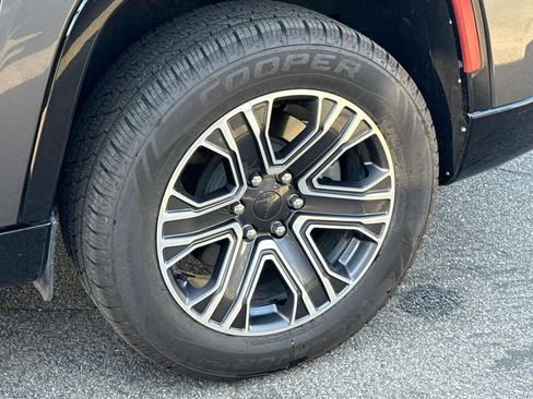 Used 2024 Jeep Wagoneer L Series II w/ Flexible Seating Group image 38