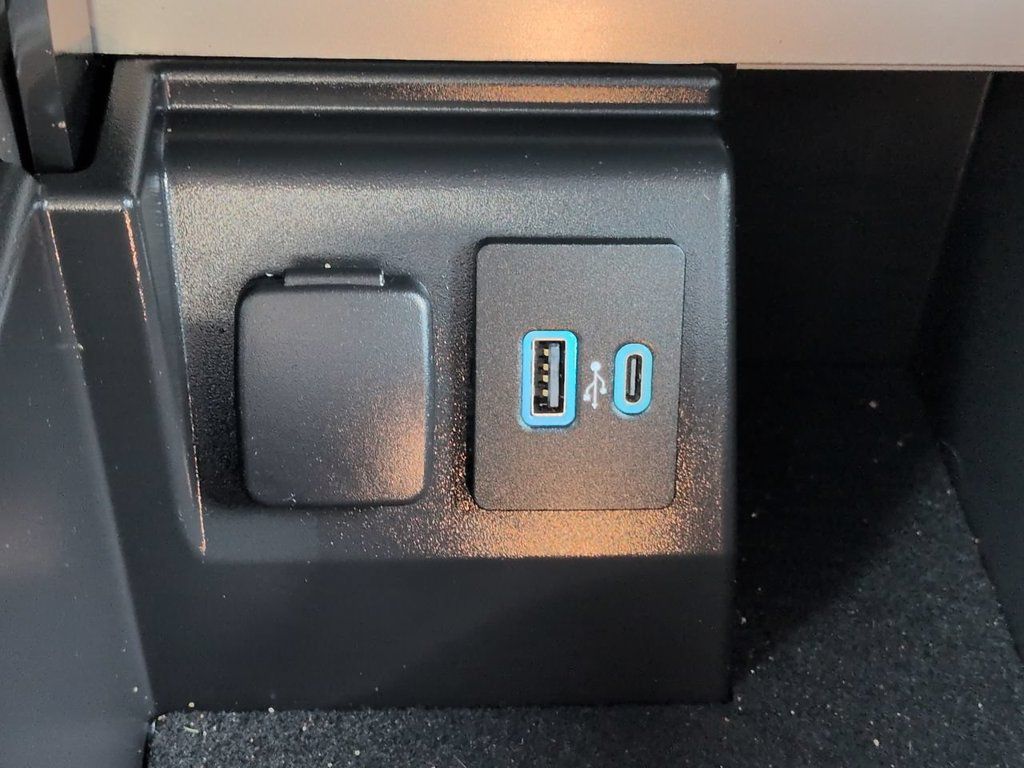 Used 2021 Ford Explorer XLT w/ Equipment Group 202A RWD image 23