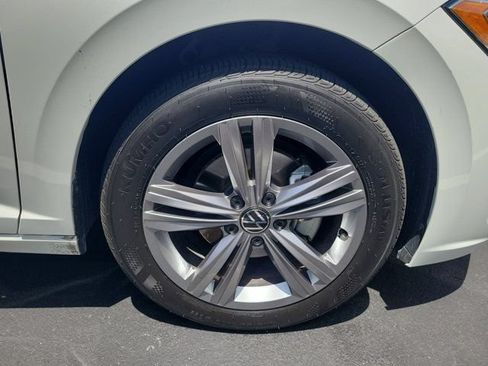 Used 2023 Volkswagen Jetta SE FWD image 2