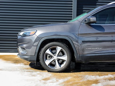 Used 2019 Jeep Cherokee Limited image 11