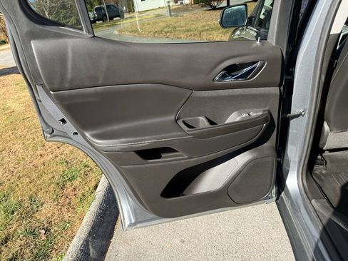 Used 2020 GMC Acadia SLT w/ Driver Alert Package II image 29