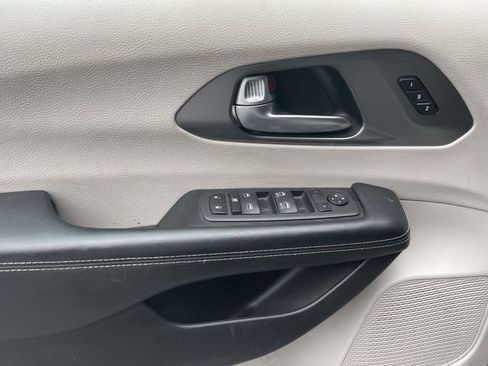 Used 2022 Chrysler Pacifica Touring-L FWD image 19