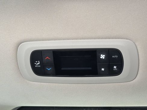 Used 2023 Chrysler Pacifica Touring-L FWD image 21