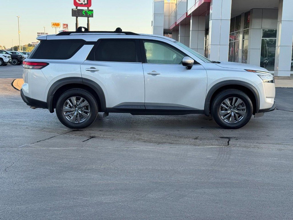 Used 2022 Nissan Pathfinder SV AWD/4WD image 16