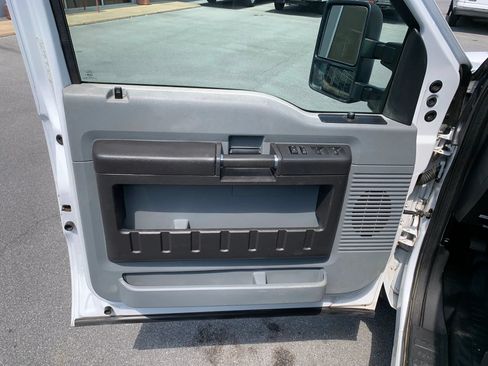 Used 2016 Ford F550 4x4 Crew Cab Super Duty w/ Power Equipment Group image 9
