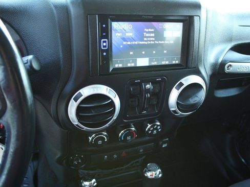 Used 2016 Jeep Wrangler Unlimited Sahara w/ Connectivity Group AWD/4WD image 26