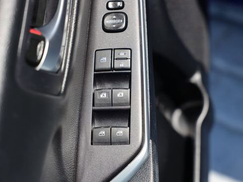 Used 2015 Toyota Camry SE w/ Moonroof Package FWD image 12