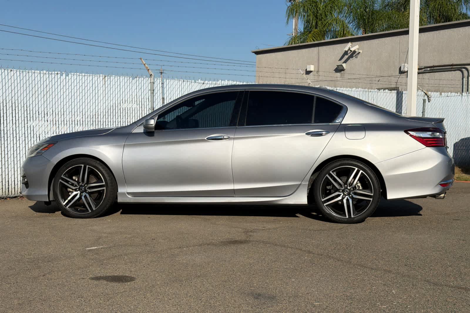 Used 2017 Honda Accord Touring image 2