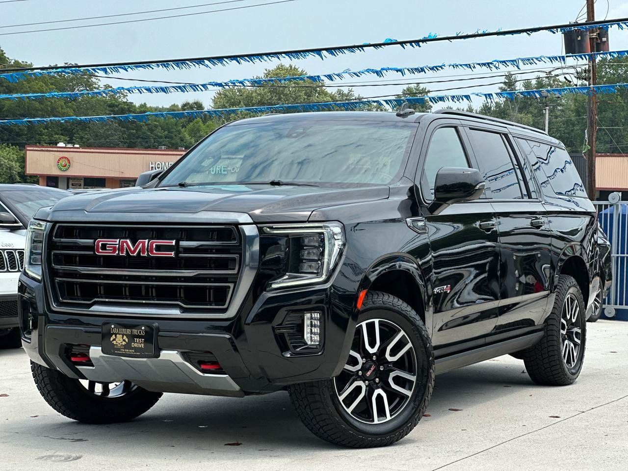 Used 2022 GMC Yukon XL AT4 AWD/4WD image 3