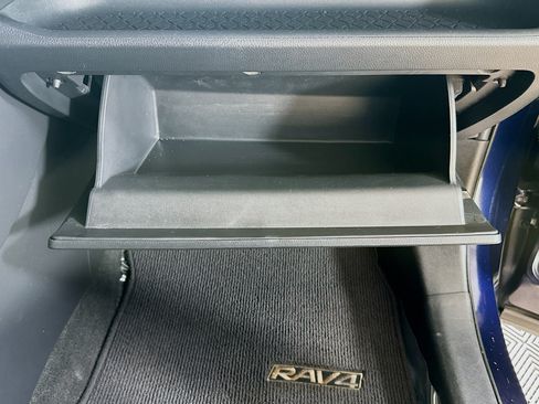 Used 2020 Toyota RAV4 XLE FWD image 32
