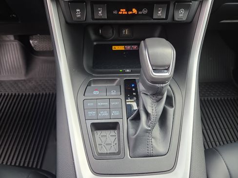 Used 2023 Toyota RAV4 XLE Premium image 24