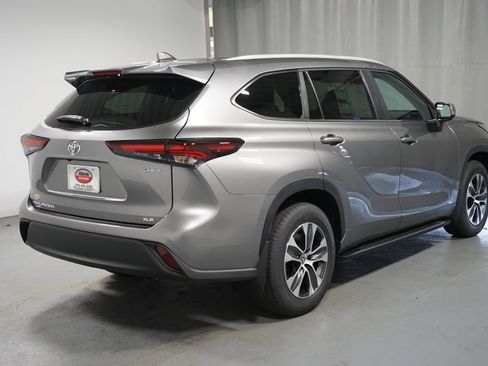 New 2026 Toyota Highlander XLE image 8