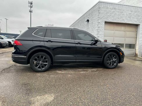 Used 2024 Volkswagen Tiguan SE w/ Panoramic Sunroof Package image 12