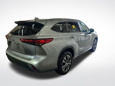 Used 2023 Toyota Highlander XLE FWD image 2